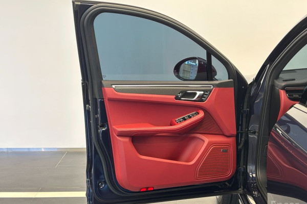 2023 Porsche Macan с пробегом 15 715 км