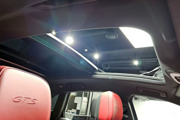 2023 Porsche Macan с пробегом 50 193 км