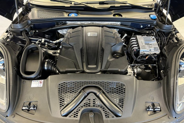 2023 Porsche Macan с пробегом 15 715 км