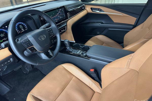 2025 Toyota Camry с пробегом 14 072 км