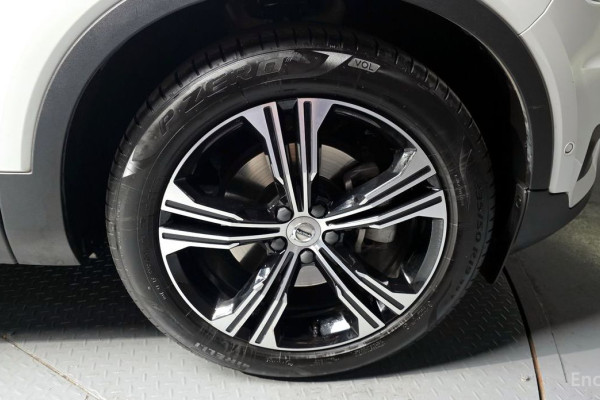 2020 Volvo XC40 с пробегом 76 036 км