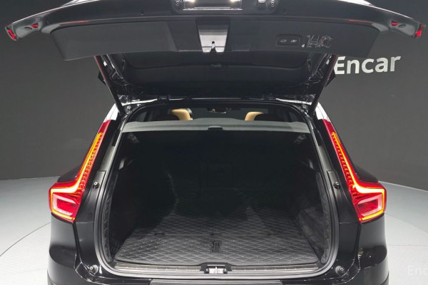 2020 Volvo XC40 с пробегом 114 498 км