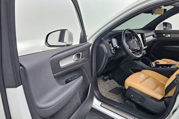 2021 Volvo XC40 с пробегом 32 099 км