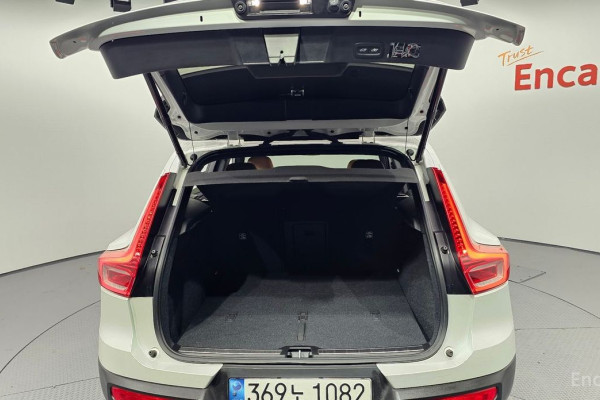 2021 Volvo XC40 с пробегом 32 099 км