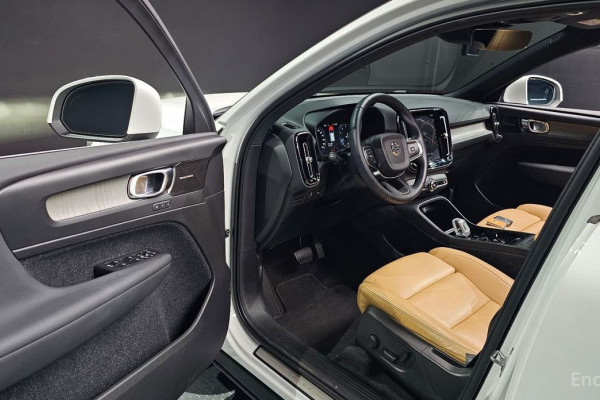 2020 Volvo XC40 с пробегом 32 186 км