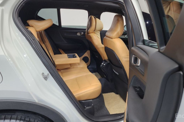 2021 Volvo XC40 с пробегом 33 513 км