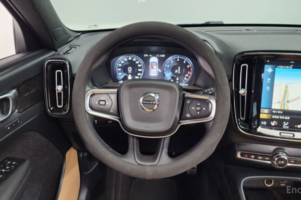 2021 Volvo XC40 с пробегом 33 513 км