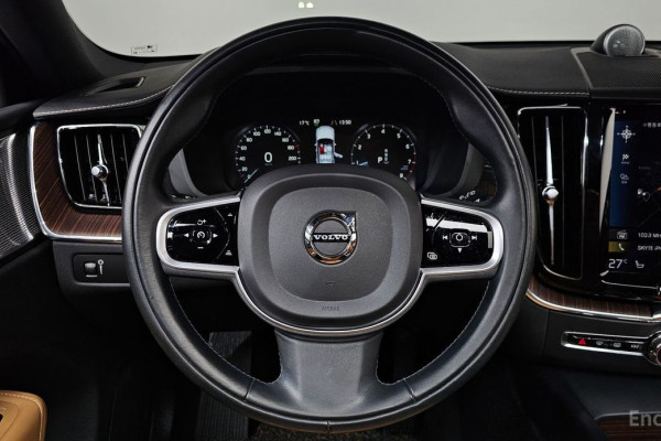 2021 Volvo XC60 с пробегом 58 299 км