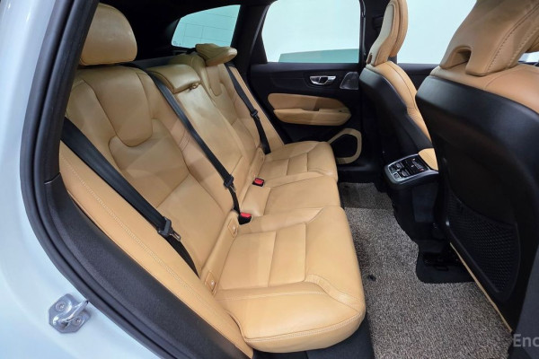 2022 Volvo XC60 с пробегом 77 380 км