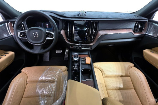 2023 Volvo XC60 с пробегом 39 281 км
