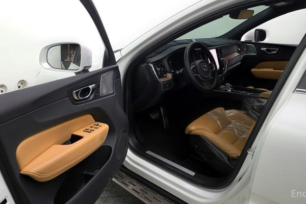 2023 Volvo XC60 с пробегом 39 281 км