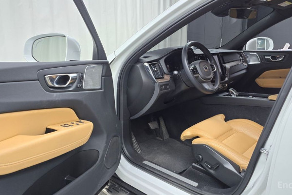 2022 Volvo XC60 с пробегом 45 562 км