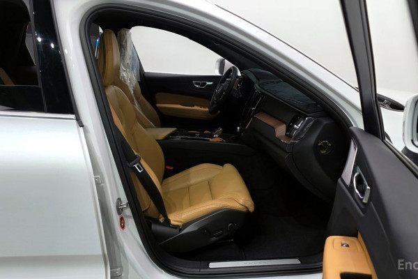 2023 Volvo XC60 с пробегом 39 281 км