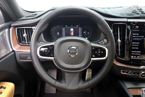 2023 Volvo XC60 с пробегом 39 281 км