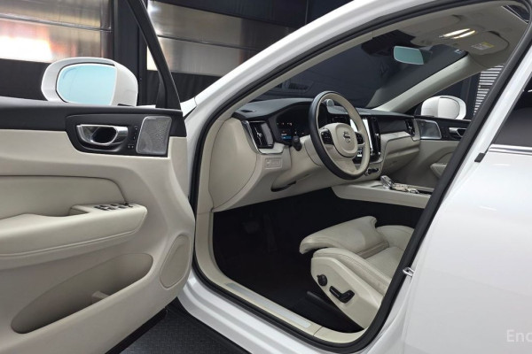 2022 Volvo XC60 с пробегом 35 074 км