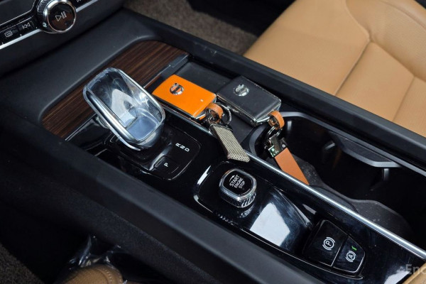 2022 Volvo XC60 с пробегом 28 319 км