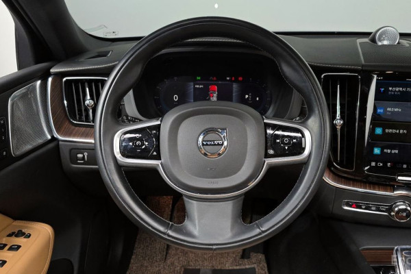 2022 Volvo XC60 с пробегом 28 319 км