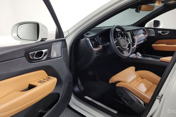 2023 Volvo XC60 с пробегом 15 919 км