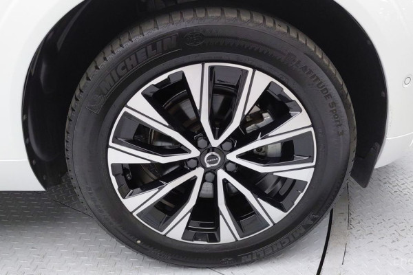 2023 Volvo XC60 с пробегом 22 892 км