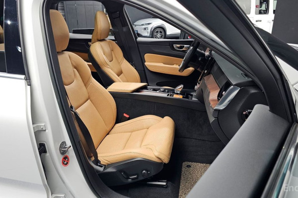 2023 Volvo XC60 с пробегом 23 425 км