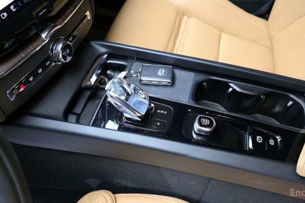 2022 Volvo XC60 с пробегом 35 679 км