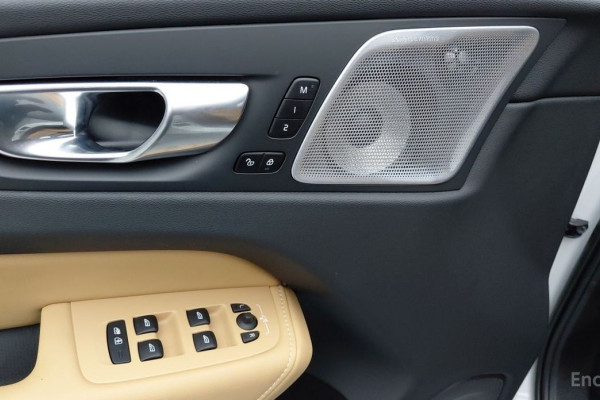 2023 Volvo XC60 с пробегом 22 892 км