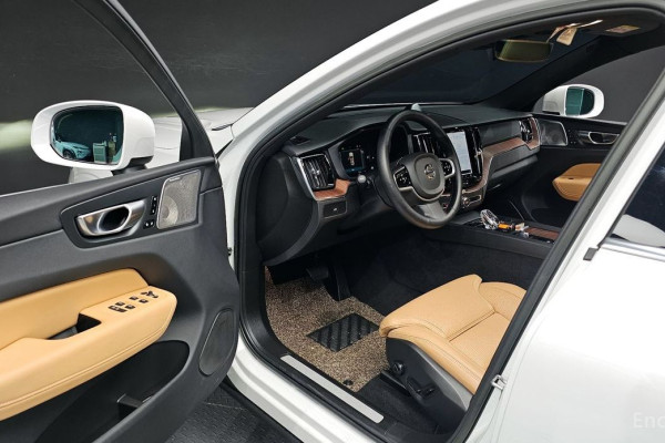 2023 Volvo XC60 с пробегом 23 425 км