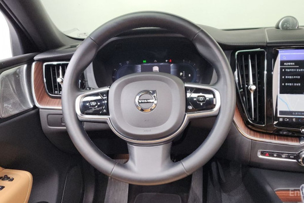 2023 Volvo XC60 с пробегом 51 675 км