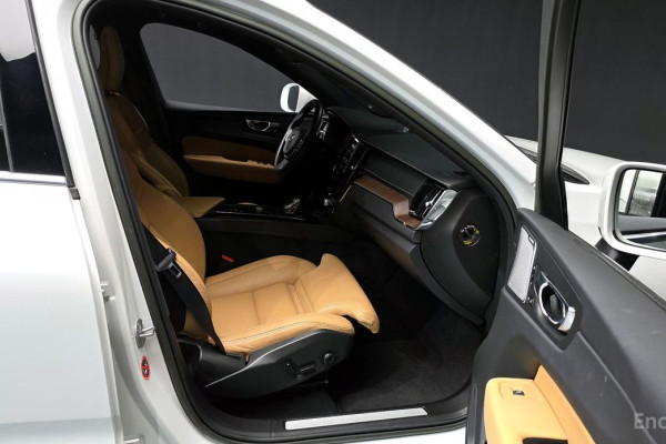 2022 Volvo XC60 с пробегом 35 679 км