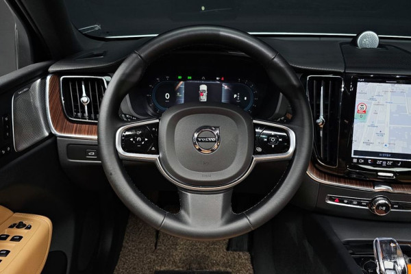 2023 Volvo XC60 с пробегом 23 425 км