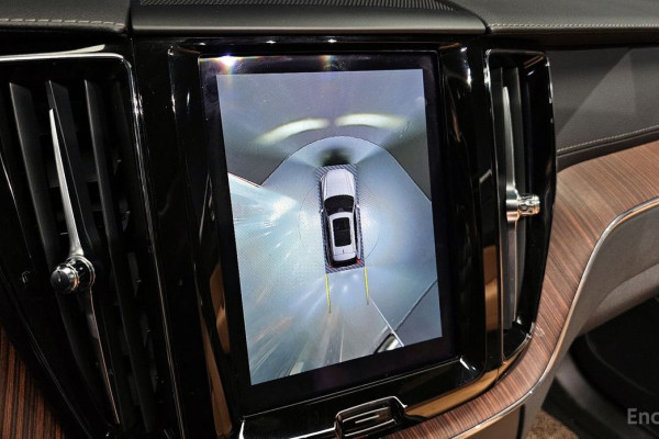 2023 Volvo XC60 с пробегом 23 425 км