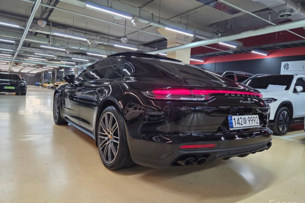 2023 Porsche Panamera с пробегом 12 000 км