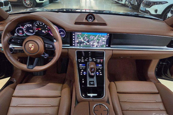 2023 Porsche Panamera с пробегом 12 000 км