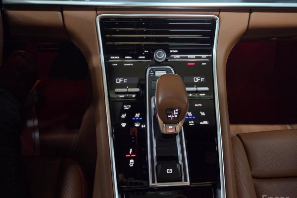 2023 Porsche Panamera с пробегом 12 000 км