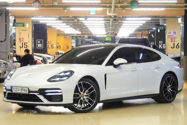 2022 Porsche Panamera с пробегом 42 000 км