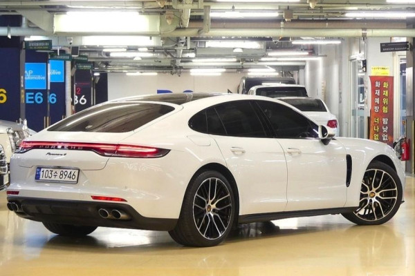 2022 Porsche Panamera с пробегом 42 000 км
