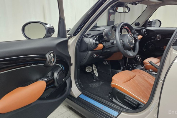 2023 Mini  с пробегом 9 842 км