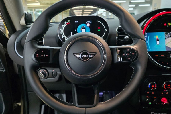 2022 Mini Clubman с пробегом 26 880 км