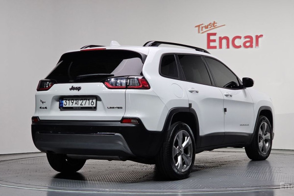 2022 Jeep Cherokee с пробегом 23 658 км