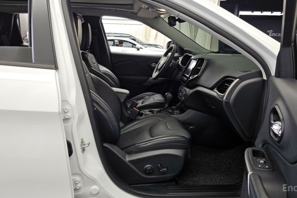 2022 Jeep Cherokee с пробегом 23 658 км