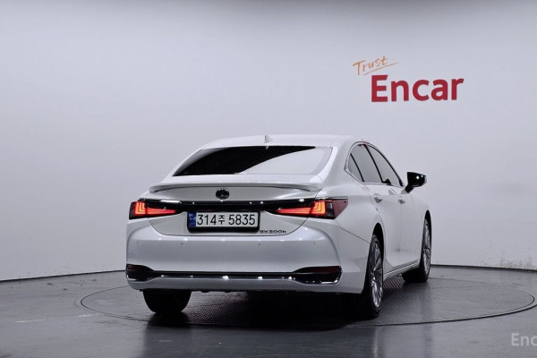 2023 Lexus ES с пробегом 22 275 км