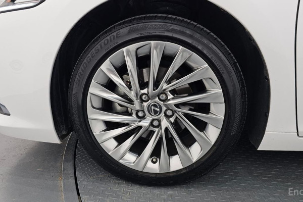 2023 Lexus ES с пробегом 22 275 км