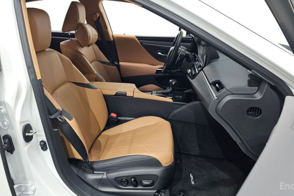 2023 Lexus ES с пробегом 22 275 км