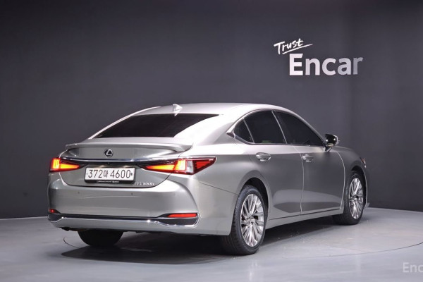 2022 Lexus ES с пробегом 64 134 км