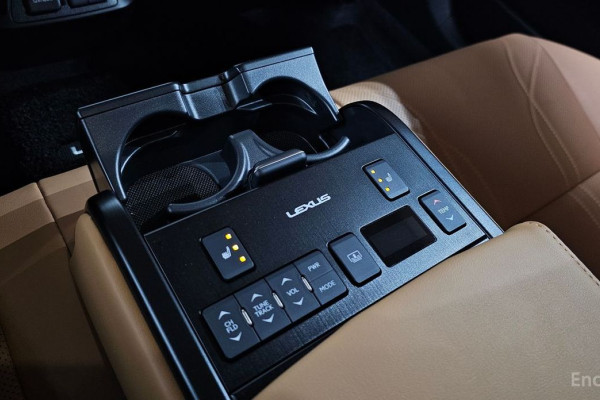 2023 Lexus ES с пробегом 22 275 км