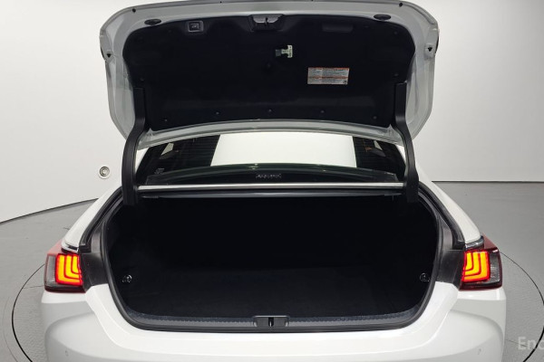 2023 Lexus ES с пробегом 22 275 км