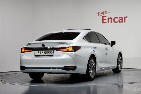 2023 Lexus ES с пробегом 17 348 км