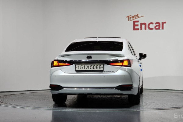 2023 Lexus ES с пробегом 17 348 км