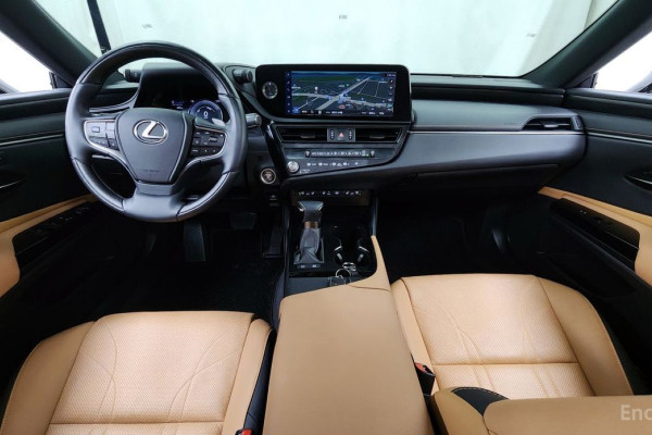 2023 Lexus ES с пробегом 17 348 км
