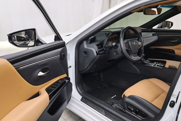 2023 Lexus ES с пробегом 17 348 км